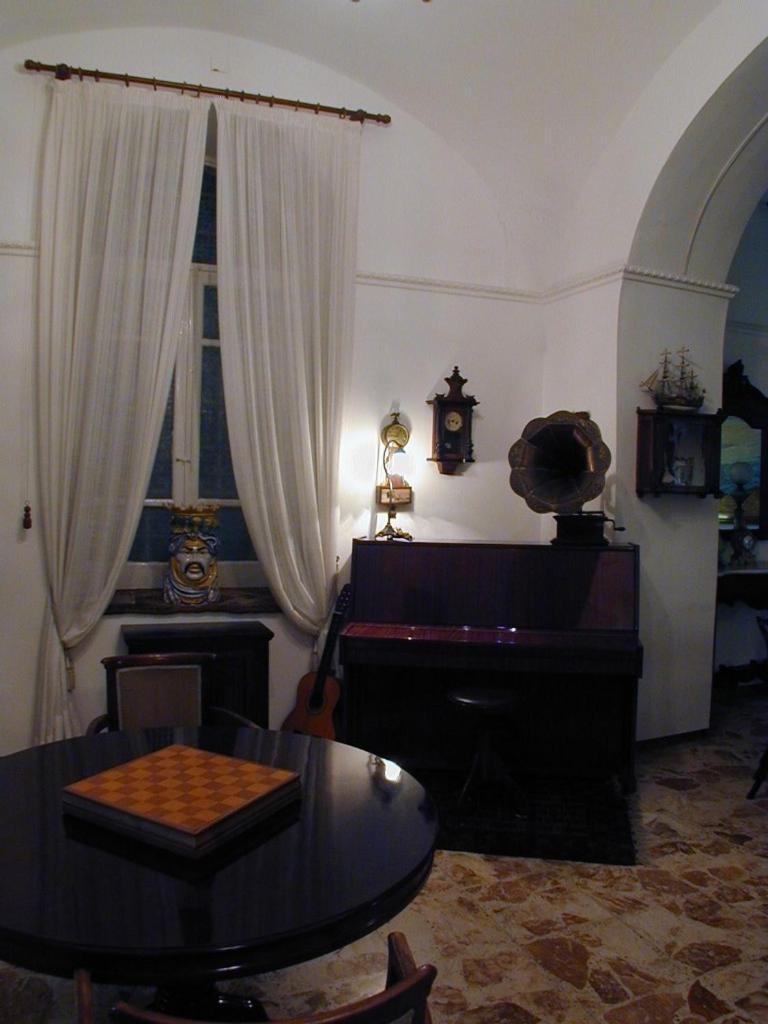 Hotel Villa Augustus Lipari  Eksteriør bilde