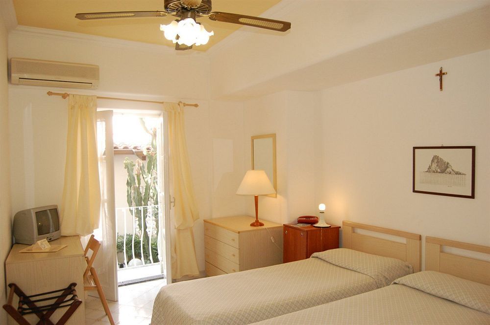 Hotel Villa Augustus Lipari  Eksteriør bilde